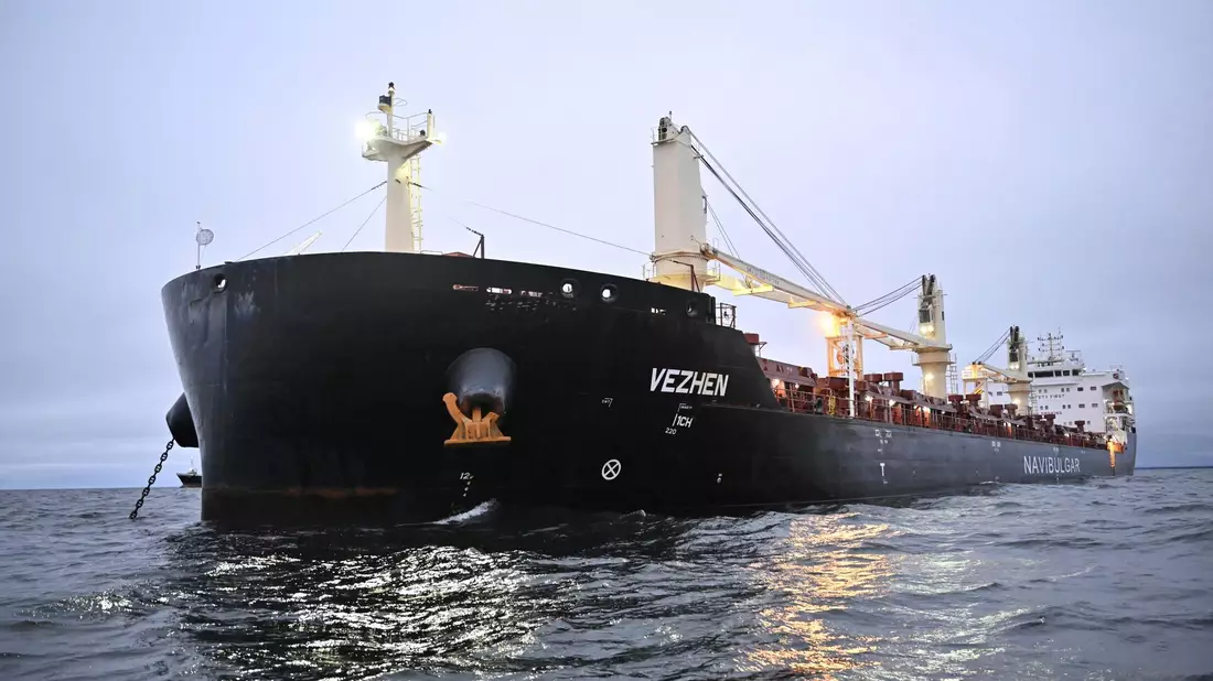 Unter Verdacht: das Frachtschiff «Vezhen». - Bild: Johan Nilsson/TT News Agency/AP/dpa