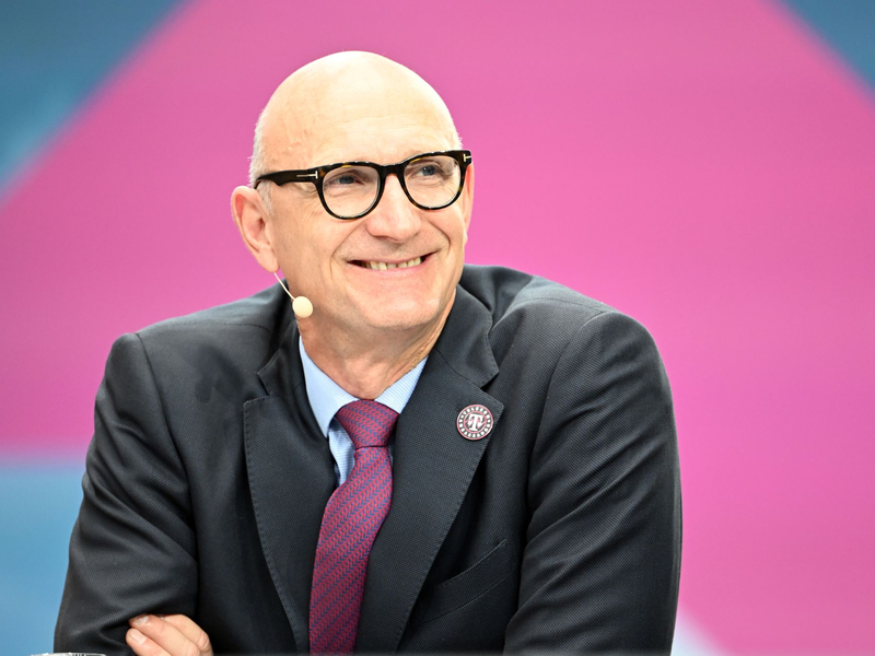 Tim Höttges darf sich über eine Vertragsverlängerung freuen.  - Foto: Federico Gambarini/dpa