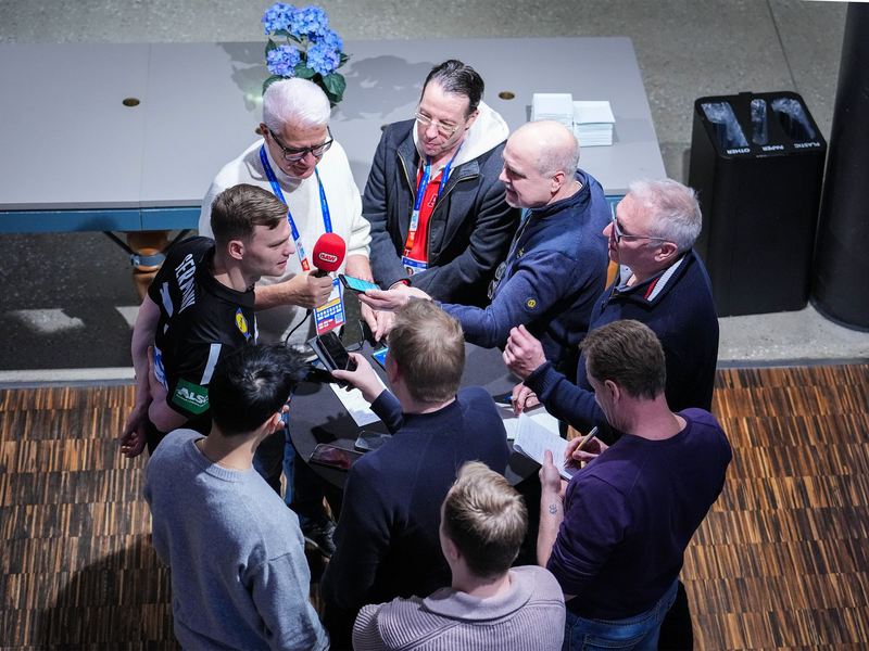 Alfred Gislason will trotz des vorzeitigen WM-Scheiterns als Bundestrainer weitermachen. - Foto: Soeren Stache/dpa