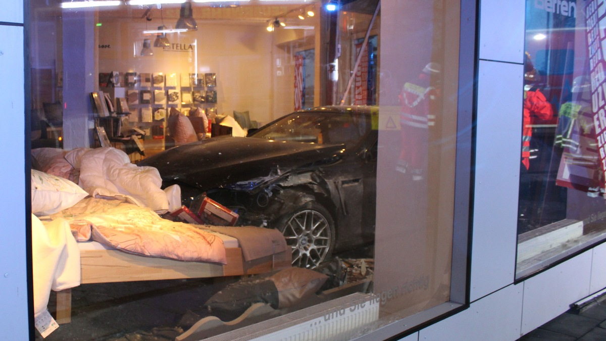 POL-MI: Autofahrt endet in Bettengeschäft - Foto: presseportal.de