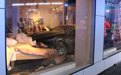 POL-MI: Autofahrt endet in Bettengeschäft - Foto: presseportal.de