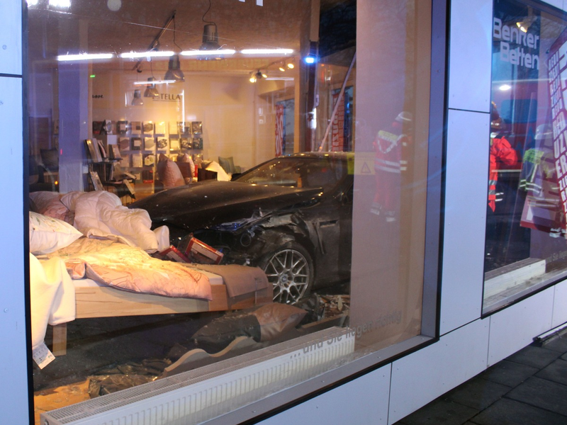 POL-MI: Autofahrt endet in Bettengeschäft - Foto: presseportal.de