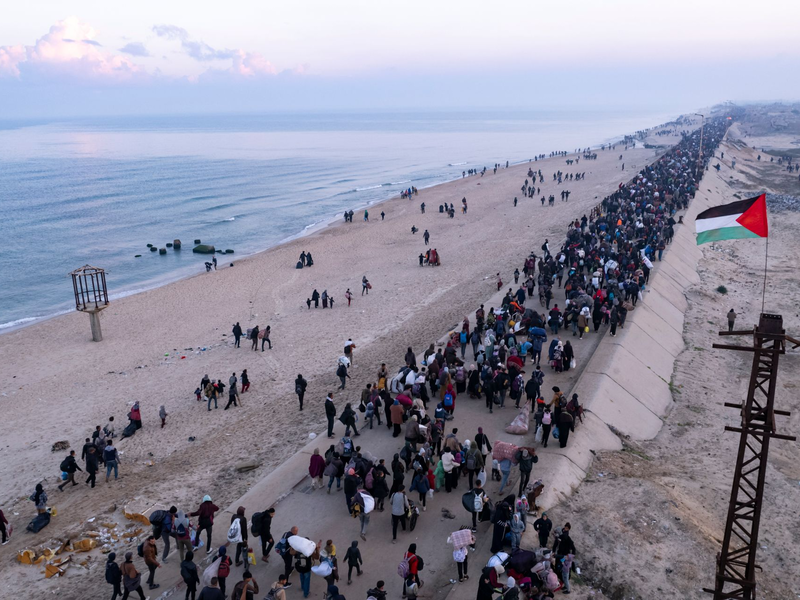 Palästinenser haben sich nach ihrer Rückkehr in den Norden überglücklich gezeigt, endlich wieder zu Hause zu sein. - Foto: Mohammad Abu Samra/AP/dpa