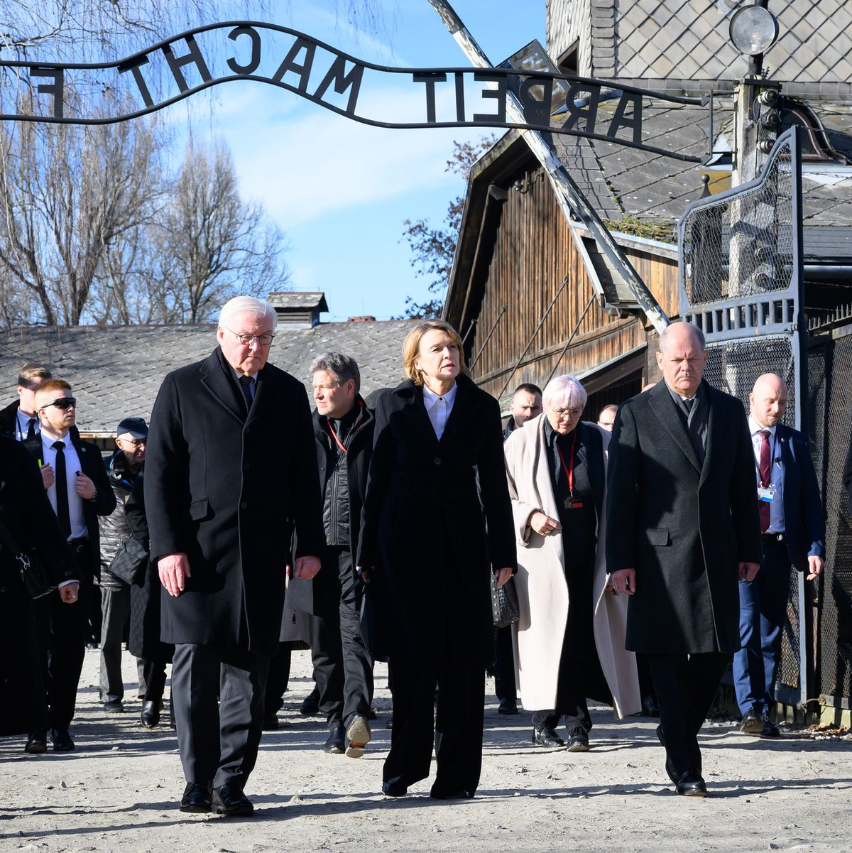 Bundespräsident Steinmeier leitete die bisher hochrangigste deutsche Delegation bei einer Gedenkfeier in Auschwitz. - Foto: Bernd von Jutrczenka/dpa