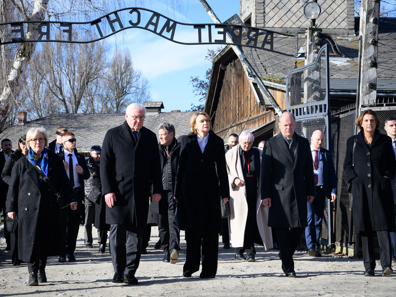 Bundespräsident Steinmeier leitete die bisher hochrangigste deutsche Delegation bei einer Gedenkfeier in Auschwitz. - Foto: Bernd von Jutrczenka/dpa