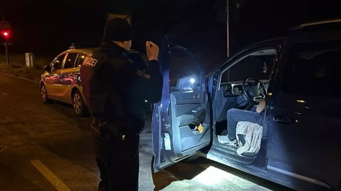 POL-MTK: Körperverletzung auf Geburtstagsparty +++ Taschendiebstähle +++ Vandalismus an Telefonkabel +++ Einbrüche +++ Fahrzeuge beschädigt +++ Aktionstag Dunkle Jahreszeit - Bild: presseportal.de