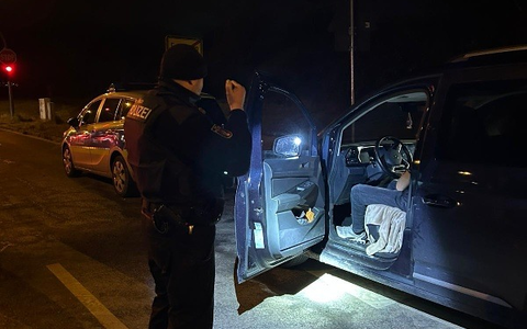 POL-MTK: Körperverletzung auf Geburtstagsparty +++ TaschendiebstĂ€hle +++ Vandalismus an Telefonkabel +++ EinbrĂŒche +++ Fahrzeuge beschĂ€digt +++ Aktionstag Dunkle Jahreszeit - Foto: presseportal.de POL-MTK: Körperverletzung auf Geburtstagsparty +++ TaschendiebstĂ€hle +++ Vandalismus an Telefonkabel +++ EinbrĂŒche +++ Fahrzeuge beschĂ€digt +++ Aktionstag Dunkle Jahreszeit - Foto: presseportal.de