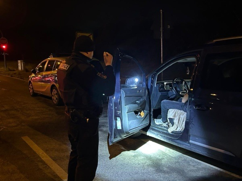 POL-MTK: Körperverletzung auf Geburtstagsparty +++ Taschendiebstähle +++ Vandalismus an Telefonkabel +++ Einbrüche +++ Fahrzeuge beschädigt +++ Aktionstag Dunkle Jahreszeit - Foto: presseportal.de