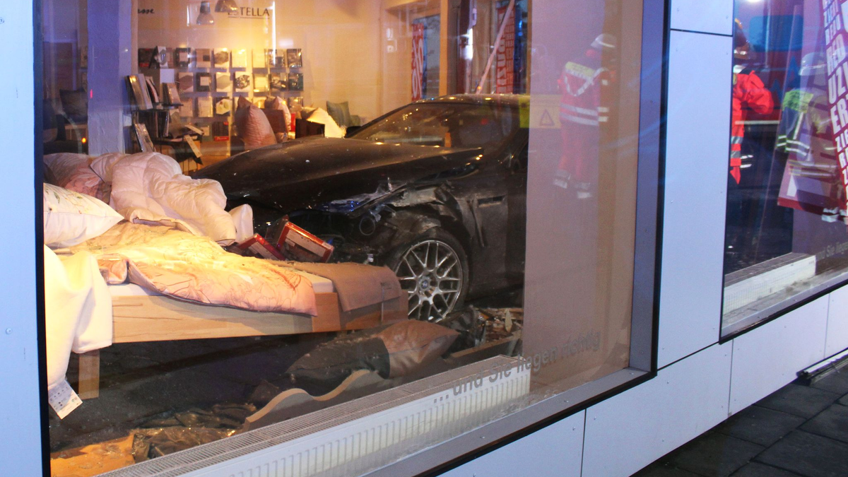 Ein Auto landet bei einem Unfall in Minden im Bettengeschäft.  - Foto: -/Polizei Minden-Lübbecke/dpa