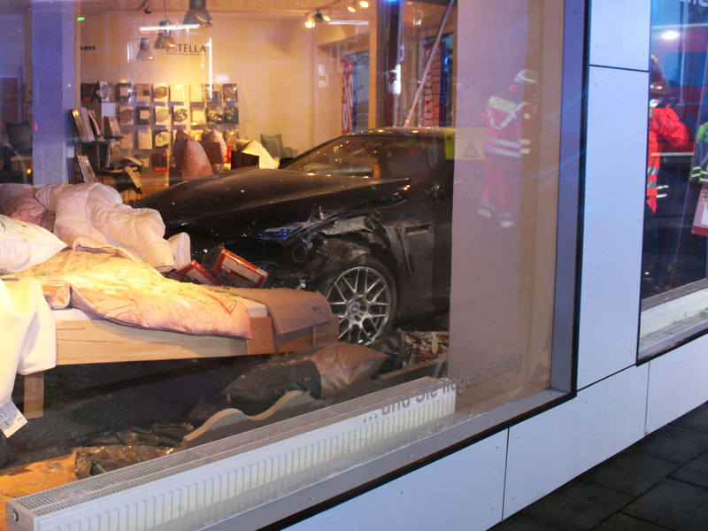 Ein Auto landet bei einem Unfall in Minden im Bettengeschäft.  - Foto: -/Polizei Minden-Lübbecke/dpa