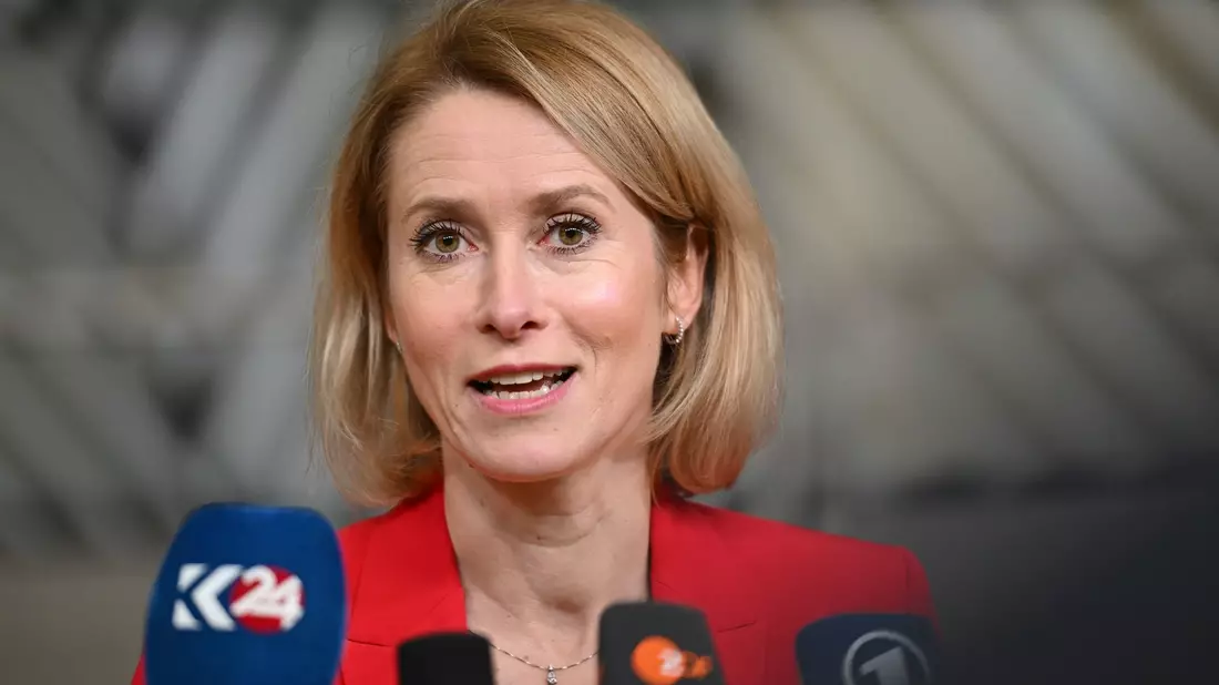 Die Lockerung der Sanktionen soll nach Angaben von EU-Chefdiplomatin Kaja Kallas an Bedingungen geknüpft werden. (Archivbild) - Bild: Harry Nakos/AP/dpa