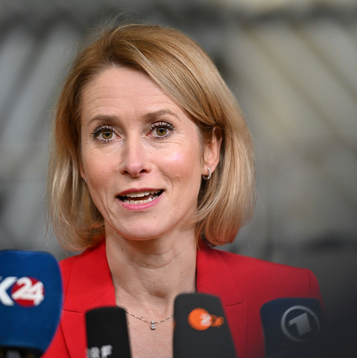 Die Lockerung der Sanktionen soll nach Angaben von EU-Chefdiplomatin Kaja Kallas an Bedingungen geknüpft werden. (Archivbild) - Foto: Harry Nakos/AP/dpa