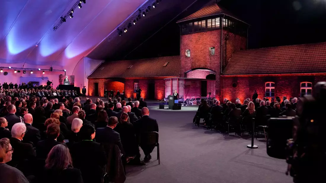 Der Holocaust-Überlebende Marian Turski spricht während der Gedenkfeier zum 80. Jahrestag der Befreiung des ehemaligen deutschen Konzentrations- und Vernichtungslagers Auschwitz-Birkenau. (Foto aktuell) - Bild: Czarek Sokolowski/AP/dpa
