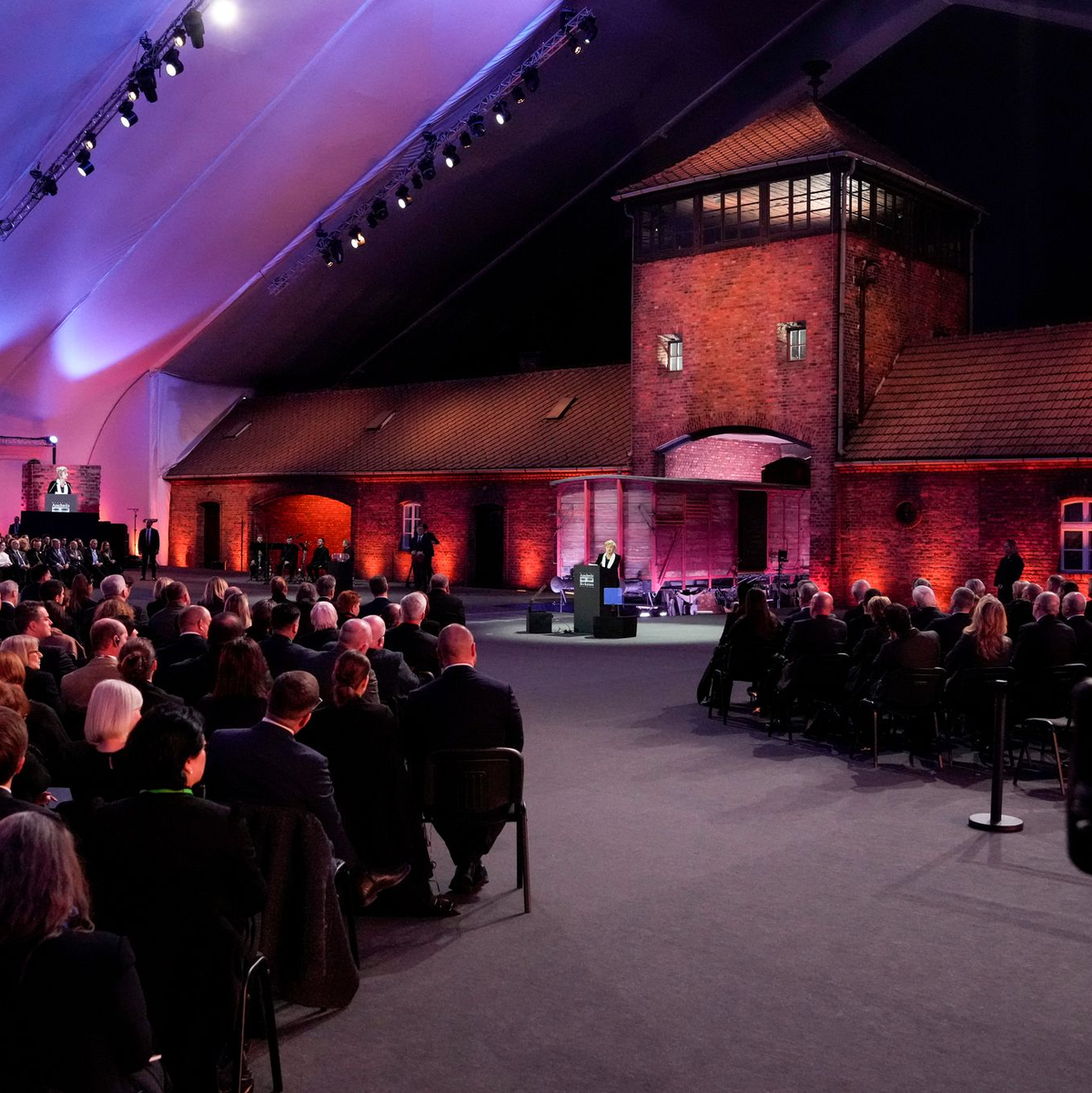 Bei der Gedenkfeier zum 80. Jahrestag der Befreiung des ehemaligen deutschen Konzentrations- und Vernichtungslagers Auschwitz-Birkenau stellt Leon Weintraub eine Kerze auf. (Archivbild) - Foto: Czarek Sokolowski/AP/dpa