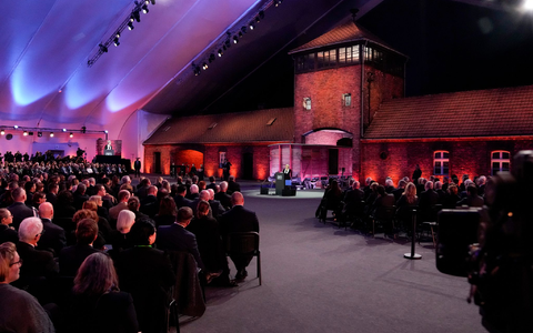 Bei der Gedenkfeier zum 80. Jahrestag der Befreiung des ehemaligen deutschen Konzentrations- und Vernichtungslagers Auschwitz-Birkenau stellt Leon Weintraub eine Kerze auf. (Archivbild) - Foto: Czarek Sokolowski/AP/dpa