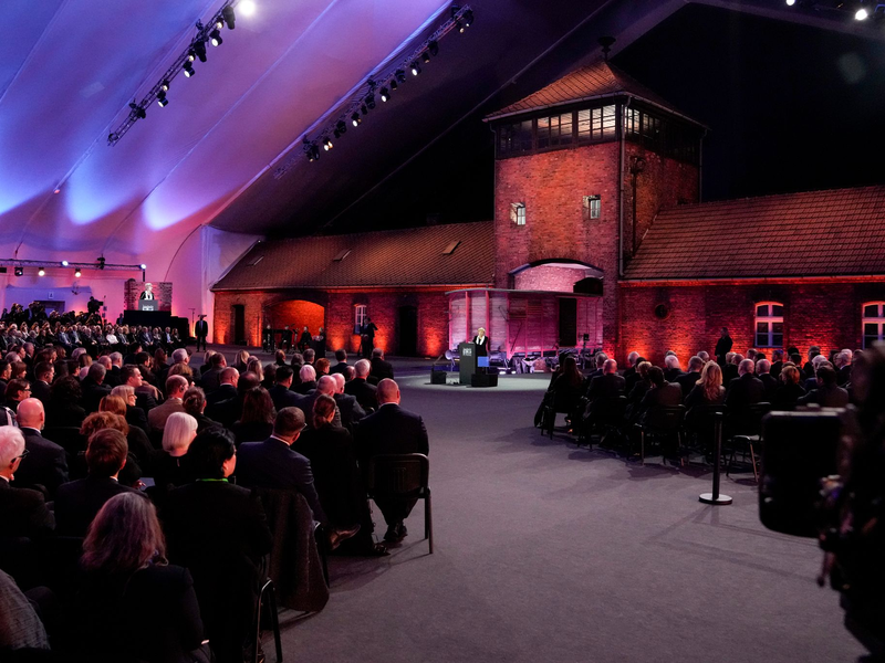 Bei der Gedenkfeier zum 80. Jahrestag der Befreiung des ehemaligen deutschen Konzentrations- und Vernichtungslagers Auschwitz-Birkenau stellt Leon Weintraub eine Kerze auf. (Archivbild) - Foto: Czarek Sokolowski/AP/dpa
