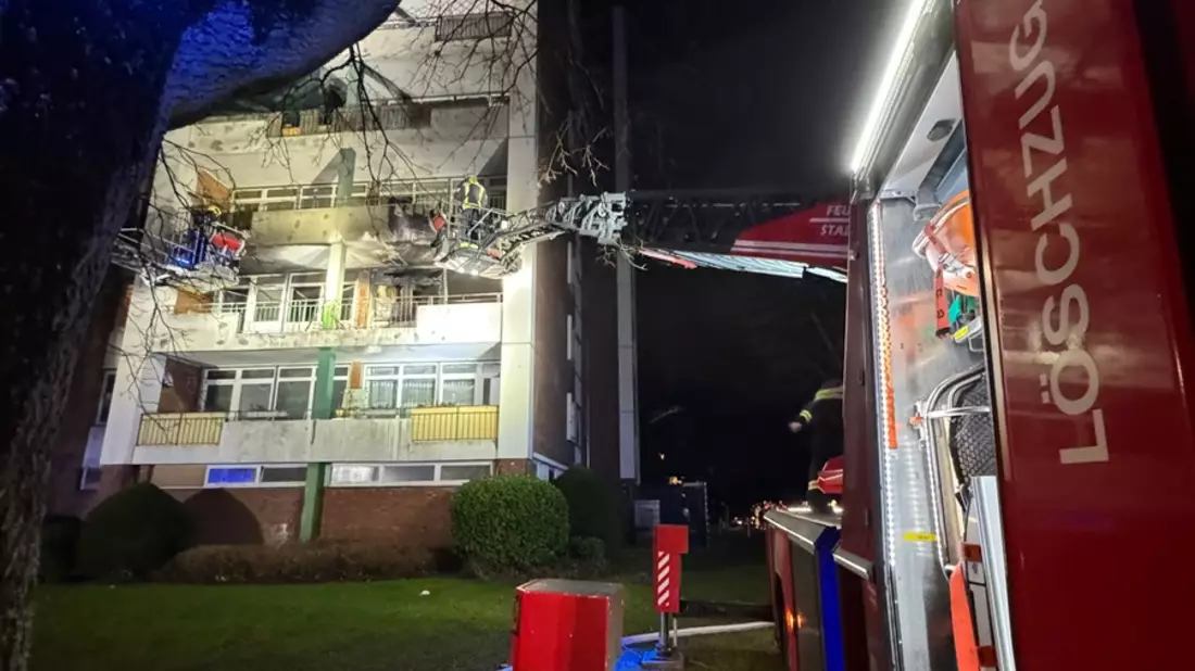 FW-NE: Balkonbrand in mehrgeschossigem Wohnhaus | Drei Löschzüge im Einsatz - Bild: presseportal.de