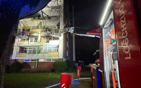 FW-NE: Balkonbrand in mehrgeschossigem Wohnhaus | Drei Löschzüge im Einsatz - Foto: presseportal.de