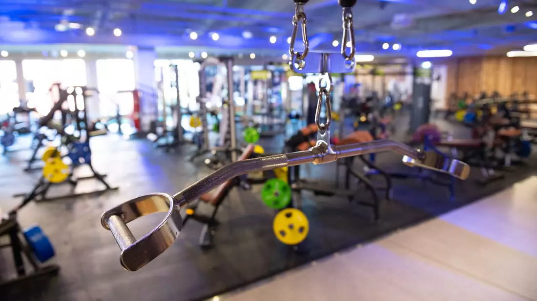 Viele nehmen sich zu viel vor. Fitnessstudios leeren sich zur Mitte des Jahres meist wieder. - Bild: Jonas Walzberg/dpa/dpa-tmn