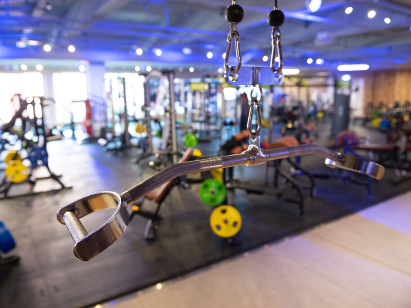 Viele nehmen sich zu viel vor. Fitnessstudios leeren sich zur Mitte des Jahres meist wieder. - Foto: Jonas Walzberg/dpa/dpa-tmn