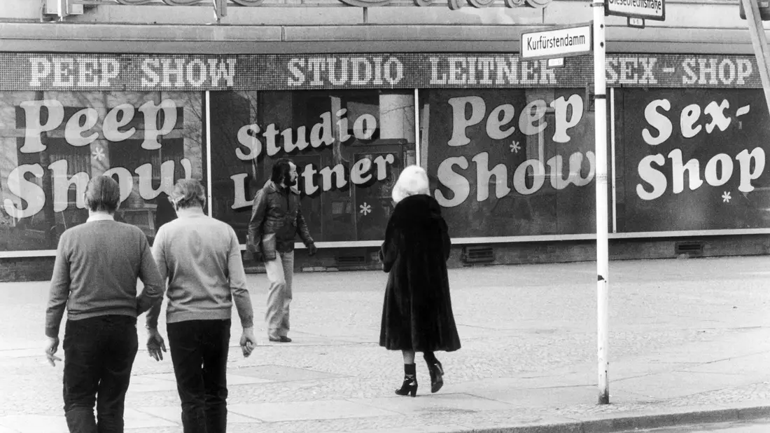 Ein Schild eines Sexkinos hängt im Jahr 1982 über einem Eingang am Kurfürstendamm. (Archivbild) - Bild: Konrad Giehr/Picture-Alliance/dpa