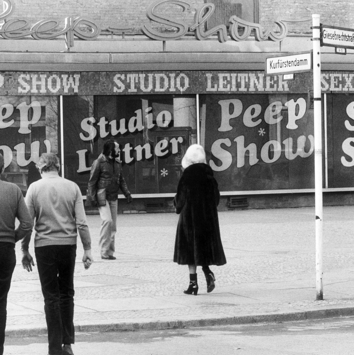 Ein Schild eines Sexkinos hängt im Jahr 1982 über einem Eingang am Kurfürstendamm. (Archivbild) - Foto: Konrad Giehr/Picture-Alliance/dpa