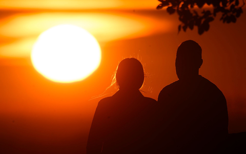 Zumindest bei Blind-Dates haben Frauen eine Vorliebe für etwas jüngere Männer. (Illustration) - Foto: Julian Stratenschulte/dpa