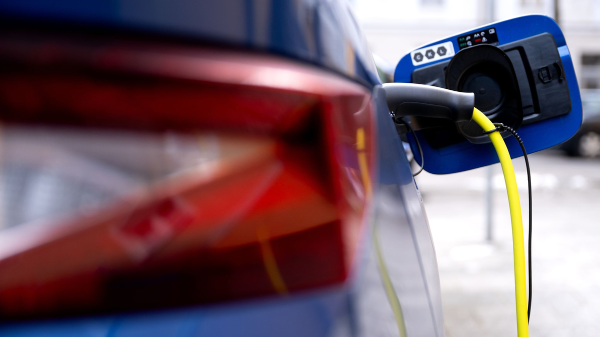 Elektroauto beim Laden. Im zweiten Halbjahr könnten die Preise purzeln. (Symbolbild) - Foto: Sven Hoppe/dpa