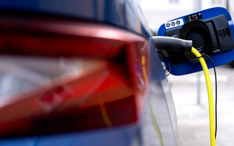 Elektroauto beim Laden. Im zweiten Halbjahr könnten die Preise purzeln. (Symbolbild) - Foto: Sven Hoppe/dpa Elektroauto beim Laden. Im zweiten Halbjahr könnten die Preise purzeln. (Symbolbild) - Foto: Sven Hoppe/dpa