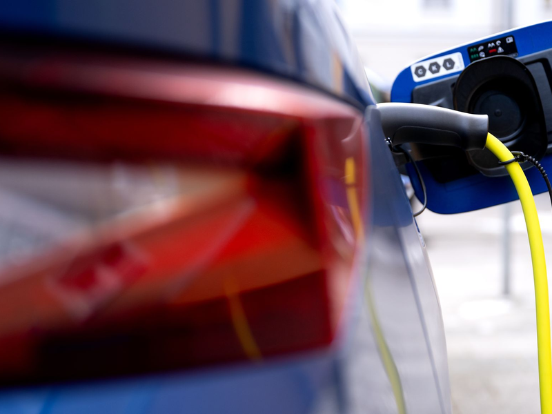 Elektroauto beim Laden. Im zweiten Halbjahr könnten die Preise purzeln. (Symbolbild) - Foto: Sven Hoppe/dpa