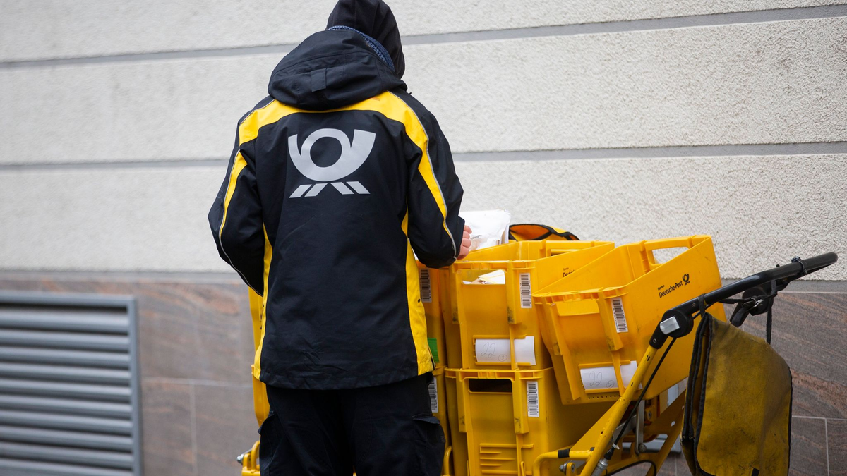 Postboten im Dienst dürften in den größeren bayerischen Städten am Dienstag Mangelware sein. (Archivbild) - Foto: Thomas Banneyer/dpa