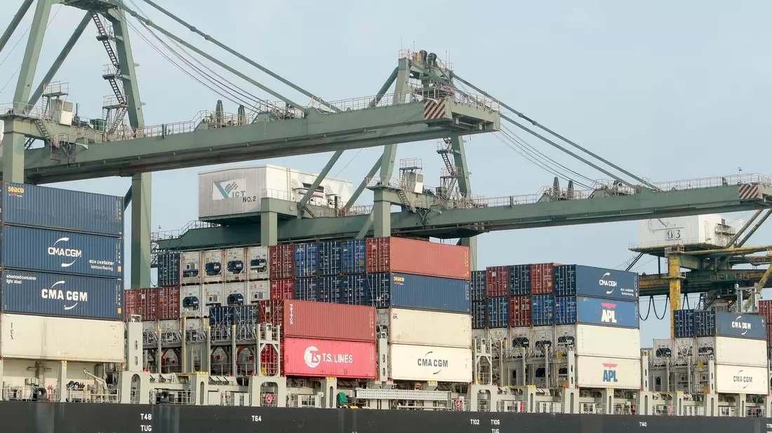 Container werden in Vietnam auf ein Schiff verladen. (Archivbild) - Bild: Hau Dinh/AP/dpa