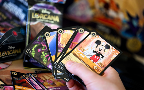 Sammelkarten sind bei Ravensburger zum Umsatztreiber geworden. (Archivbild) - Foto: Felix Kästle/dpa