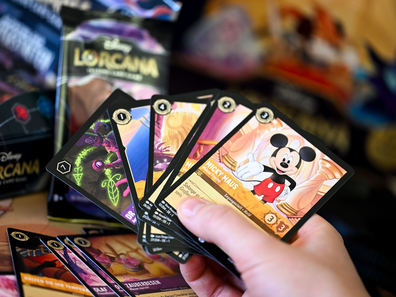 Sammelkarten sind bei Ravensburger zum Umsatztreiber geworden. (Archivbild) - Foto: Felix Kästle/dpa