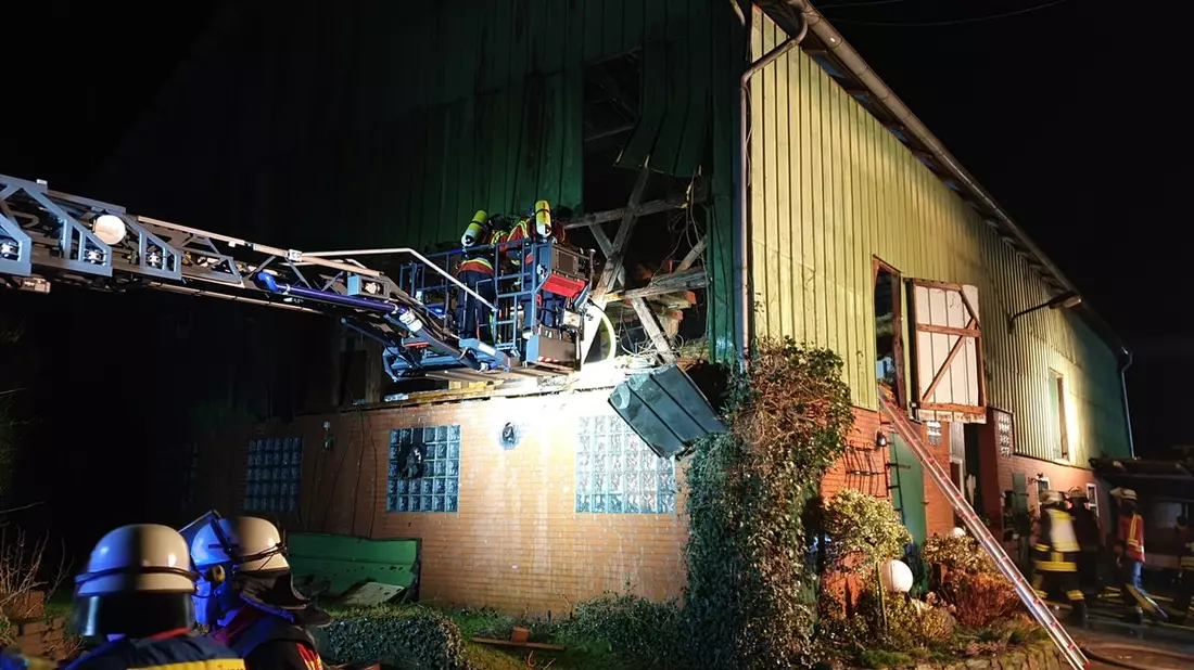 FW-RD: Feuer in der Werkstatt auf einem Bauernhof in Steenfeld-Liesbüttel (Kreis Rendsburg-Eckernförde) - Bild: presseportal.de