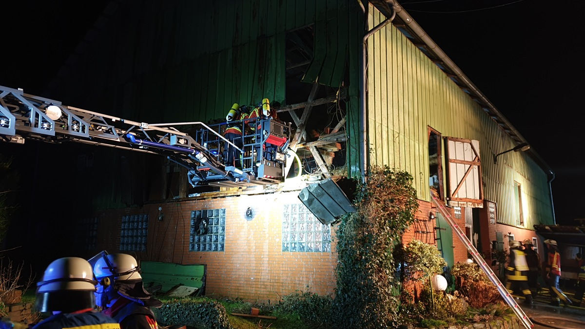 FW-RD: Feuer in der Werkstatt auf einem Bauernhof in Steenfeld-Liesbüttel (Kreis Rendsburg-Eckernförde) - Foto: presseportal.de