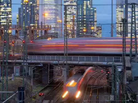Deutsche Bahn und EVG wollen in den Tarifverhandlungen zu einem schnellen Ergebnis kommen (Archivbild) - Foto: Boris Roessler/dpa