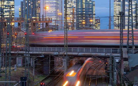 Deutsche Bahn und EVG wollen in den Tarifverhandlungen zu einem schnellen Ergebnis kommen (Archivbild) - Foto: Boris Roessler/dpa