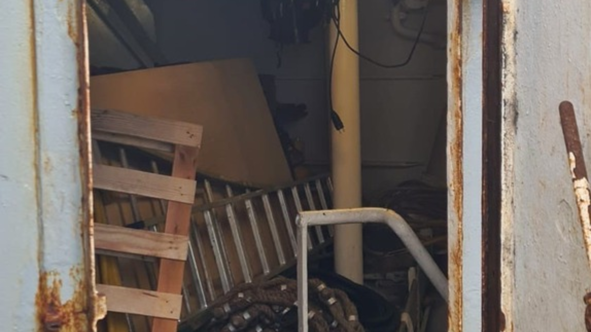 HZA-HST: Nicht gut genug versteckt ./. Stralsunder Zoll findet 12.000 Stück versteckte Zigaretten und 2,5 kg Tabak auf Frachter im Rostocker Fischereihafen - Foto: presseportal.de