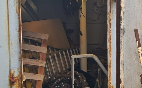 HZA-HST: Nicht gut genug versteckt ./. Stralsunder Zoll findet 12.000 Stück versteckte Zigaretten und 2,5 kg Tabak auf Frachter im Rostocker Fischereihafen - Foto: presseportal.de