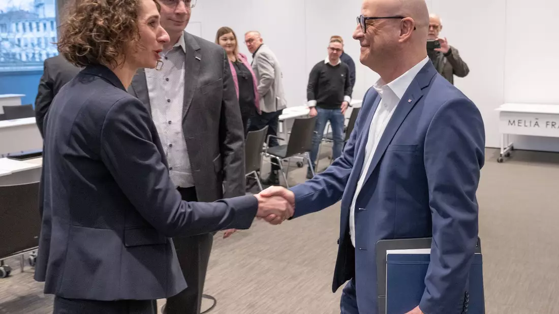 EVG-Verhandlungsführerin Cosima Ingenschay gibt vor der ersten Gesprächsrunde in der Tarifauseinandersetzung mit der Deutschen Bahn ein Pressestatement ab. - Bild: Boris Roessler/dpa