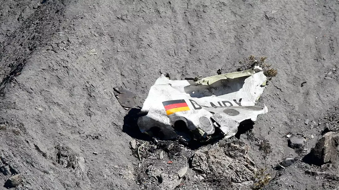 Nur noch Trümmer blieben von einem Germanwings-Flug nach Düsseldorf. (Archivbild) - Bild: Sebastien Nogier/EPA/dpa