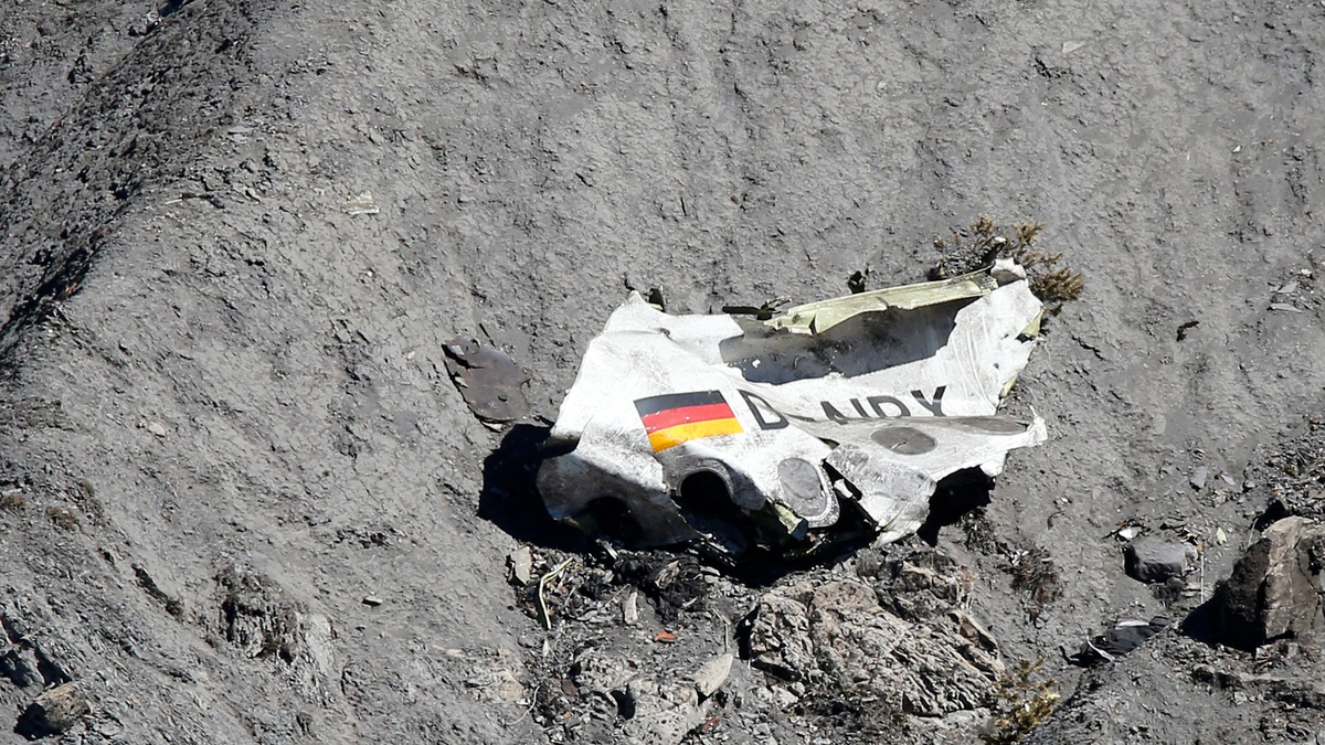 Nur noch Trümmer blieben von einem Germanwings-Flug nach Düsseldorf. (Archivbild) - Foto: Sebastien Nogier/EPA/dpa