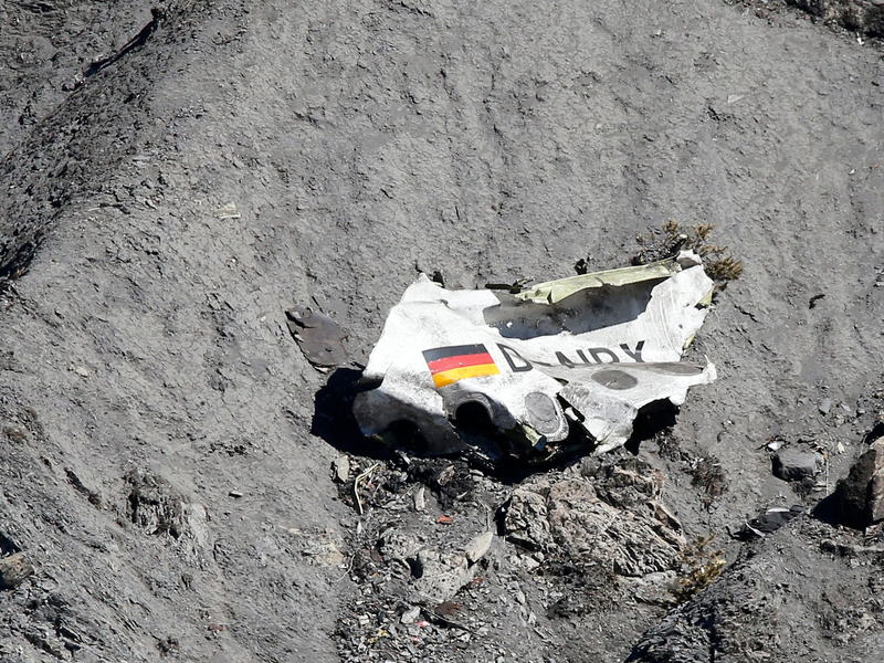 Nur noch Trümmer blieben von einem Germanwings-Flug nach Düsseldorf. (Archivbild) - Foto: Sebastien Nogier/EPA/dpa