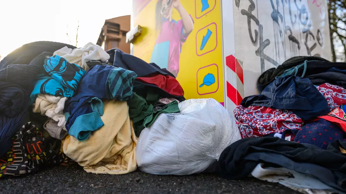 In Deutschland landen viele Textilien im Müll (Symbolbild) - Bild: Hendrik Schmidt/dpa