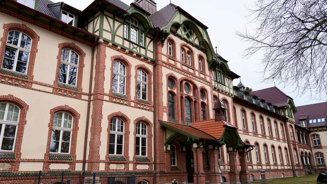 Anteilnahme nach zwei Gewaltverbrechen in Beelitz-Heilstätten südwestlich von Berlin. Die Staatsanwaltschaft ermittelt wegen Mordes und versuchten Mordes. - Bild: Michael Ukas/dpa
