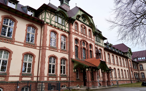 Anteilnahme nach zwei Gewaltverbrechen in Beelitz-Heilstätten südwestlich von Berlin. Die Staatsanwaltschaft ermittelt wegen Mordes und versuchten Mordes. - Foto: Michael Ukas/dpa