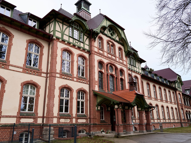 Anteilnahme nach zwei Gewaltverbrechen in Beelitz-Heilstätten südwestlich von Berlin. Die Staatsanwaltschaft ermittelt wegen Mordes und versuchten Mordes. - Foto: Michael Ukas/dpa