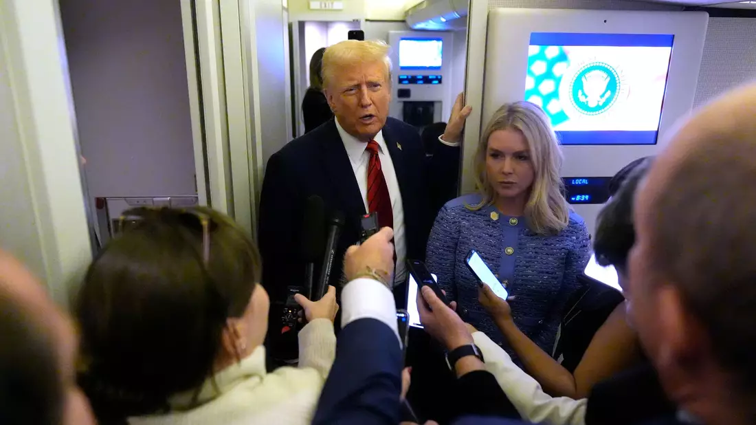 Trump unterzeichnete mehrere Erlasse an Bord der Air Force One auf dem Rückflug von Florida in die Hauptstadt Washington.  - Bild: Mark Schiefelbein/AP/dpa