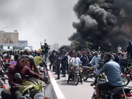 Demonstranten haben mehrere Botschaften angegriffen. - Foto: Samy Ntumba Shambuyi/AP/dpa